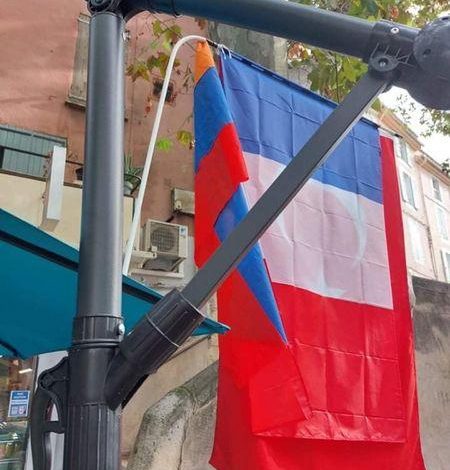 ՖՈՏՈ․ Ֆրանսիայում թուրքական   օբյեկտի վրա ծածանվող թուրքական դրոշը մեր հայրենակիցը փոխարինեց հայ-ֆրանսիական դրոշներով
