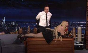 63-летняя Мадонна забралась на стол и подняла юбку в эфире телешоу (видео)