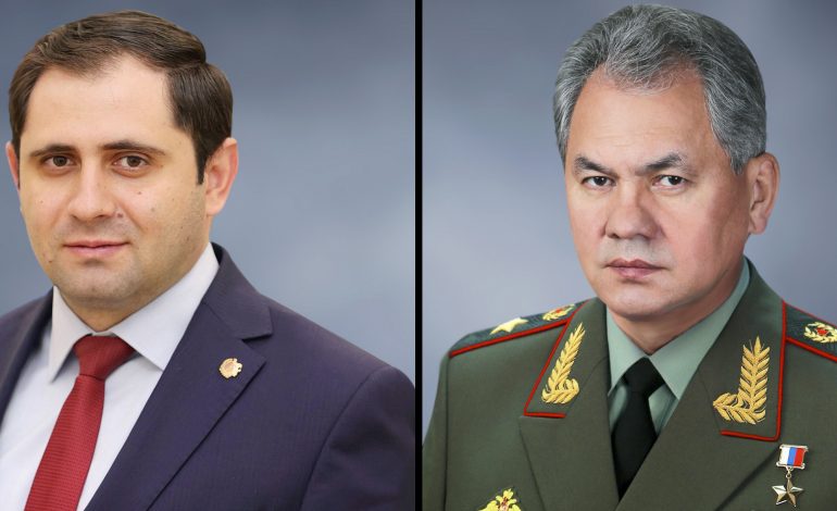 Шойгу поздравил Папикяна с назначением на пост министра обороны Армении