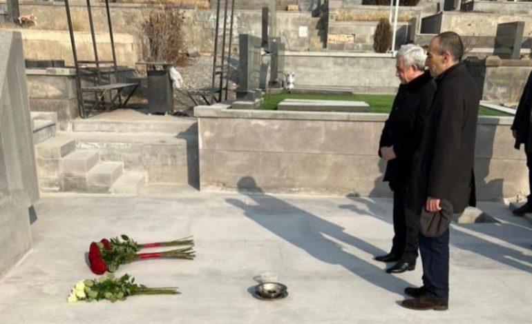 Серж Саргсян возложил цветы к могиле героя Армении и Карабаха Аркадия Тер-Тадевосяна