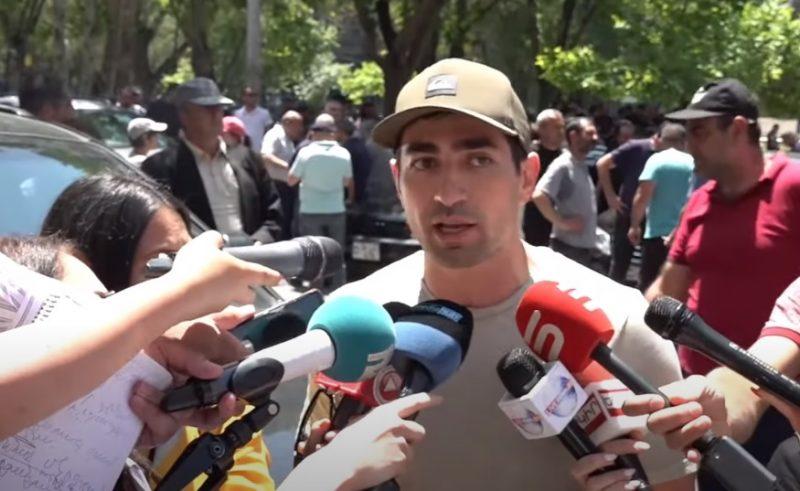 Полиция жестко подвергает приводу участников акции в Ереване – среди них Левон Кочарян
