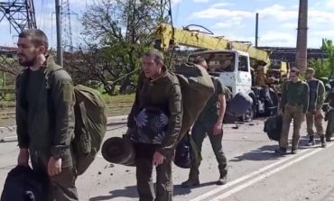 СРОЧНО: Кадры выхода последних боевиков из "Азовстали".Всего сдались в плен 2439 человек.