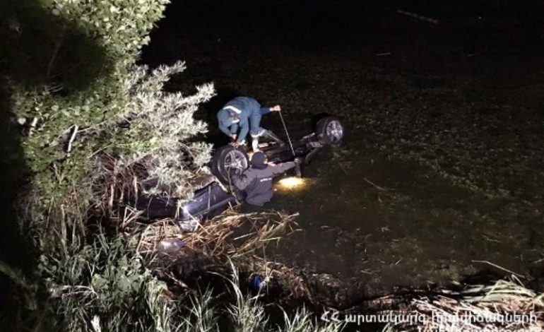 На дороге Севан-Гавар автомобиль выехал с дороги и оказался в болоте: Есть погибшие