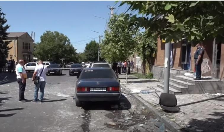 Один погиб, шестеро пострадали: СК выясняет обстоятельства взрыва в банке в Аштараке