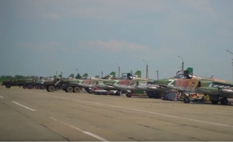 МО РФ показало кадры работы штурмовиков Су-25 по позициям и технике ВСУ
