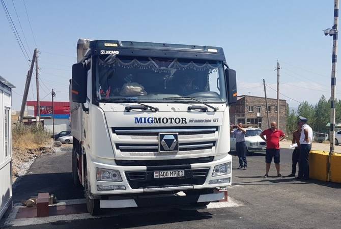 Водители грузовиков перекрыли одну из полос трассы Ереван-Мегри. Причина — взвешивание грузовиков
