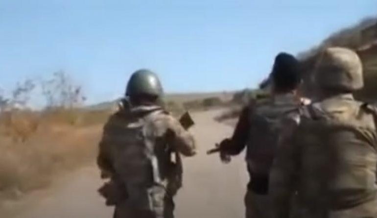 Юрий Котенок опубликовал видео, на котором армянский солдат пытается в одиночку остановить азербайджанскую колонну