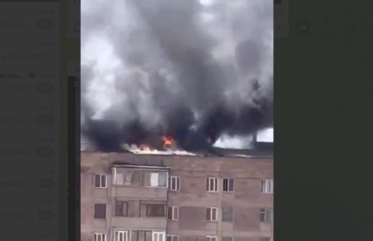 В Абовяне на крыше здания вспыхнул крупный пожар