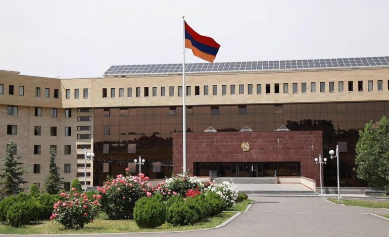 Министр обороны Армении встретился с экс-генсеком НАТО
