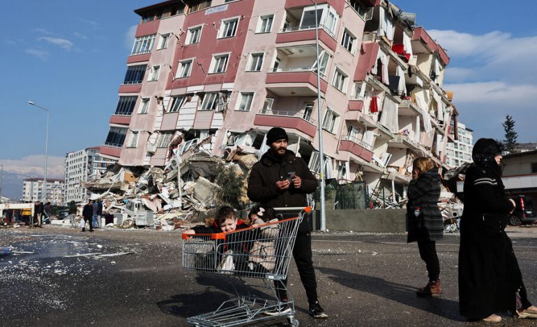 Число жертв землетрясения в Турции увеличилось до 5 894