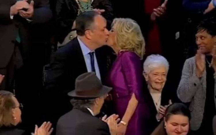 Ինչո՞ւ  ԱՄՆ նախագահ Ջո  Բայդենի տիկինն ու ԱՄՆ փոխնախագահի ամուսինը համբուրեցին միմյանց շուրթերը