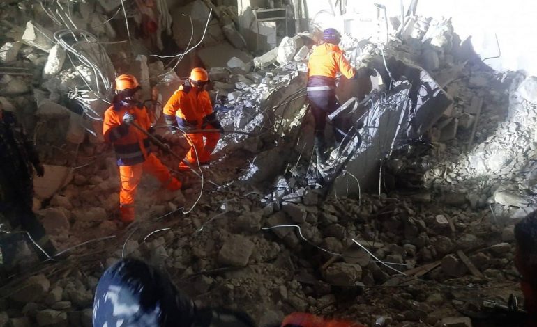 Армянские спасатели работают в зоне землетрясения в Алеппо