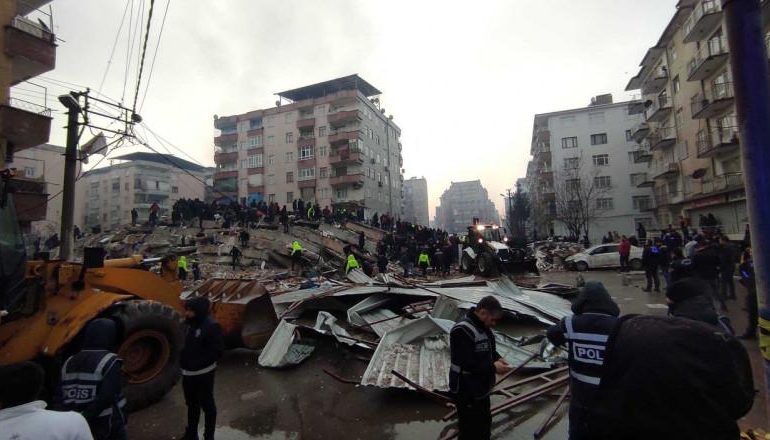 Число погибших в результате землетрясения в Турции превысило 8,5 тыс.
