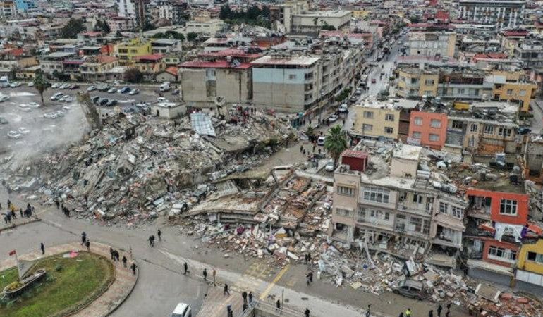 Число жертв землетрясения в Турции возросло до 1 498