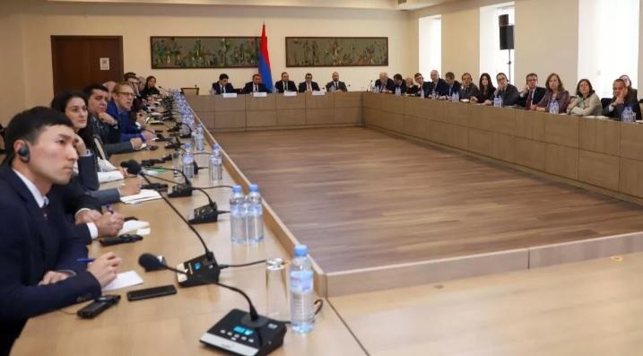 Власти Армении представили иностранным дипломатам подробности атаки ВС Азербайджана в НК