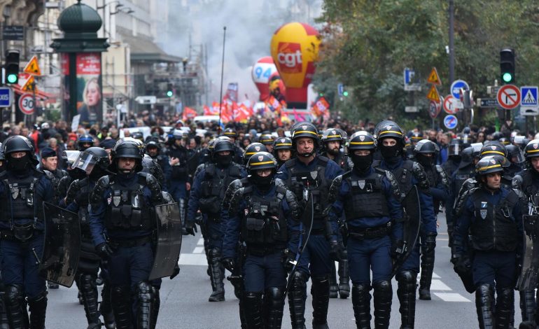 В столице Франции вновь проходит акция протеста, протестующие крушат витрины и остановки