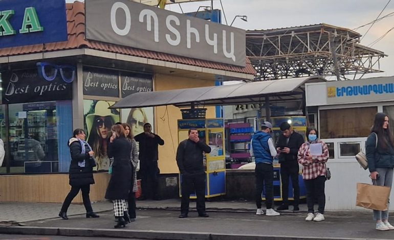 «Хватайка»-ները կանգառում են, իսկ մարդիկ կանգառից դուրս. Հատուկ «շնորհակալություն» Երևանի քաղաքապետարանին