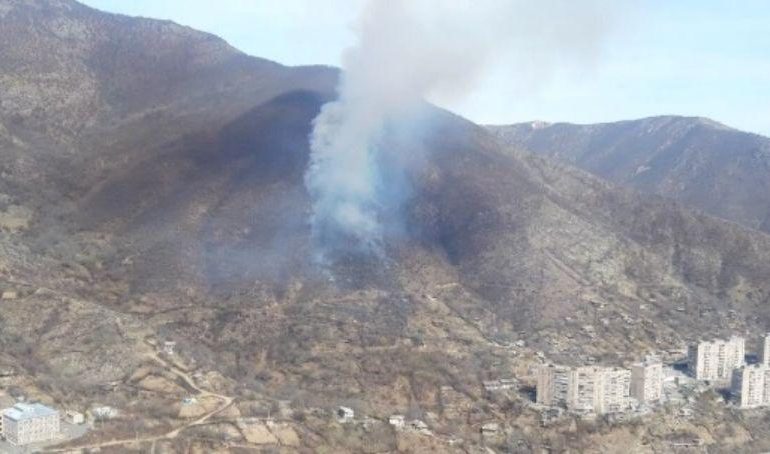 МЧС Армении: Вспыхнувший три дня назад в Капане пожар еще не потушен