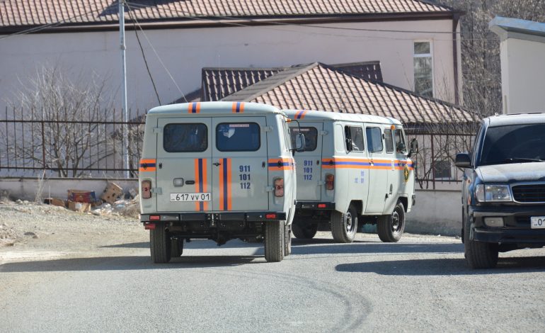 Учитывая горный и крайне сложный характер этой дороги, спасателям Арцаха пришлось организовать перевозку граждан на УАЗ-ах