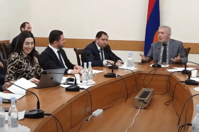 Կանայք լավ են կրակում, որովհետև կրծքավանդակով ու փորով շնչելու տարբերություն կա. Սուրեն Պապիկյանը՝ Անդրանիկ Քոչարյանին
