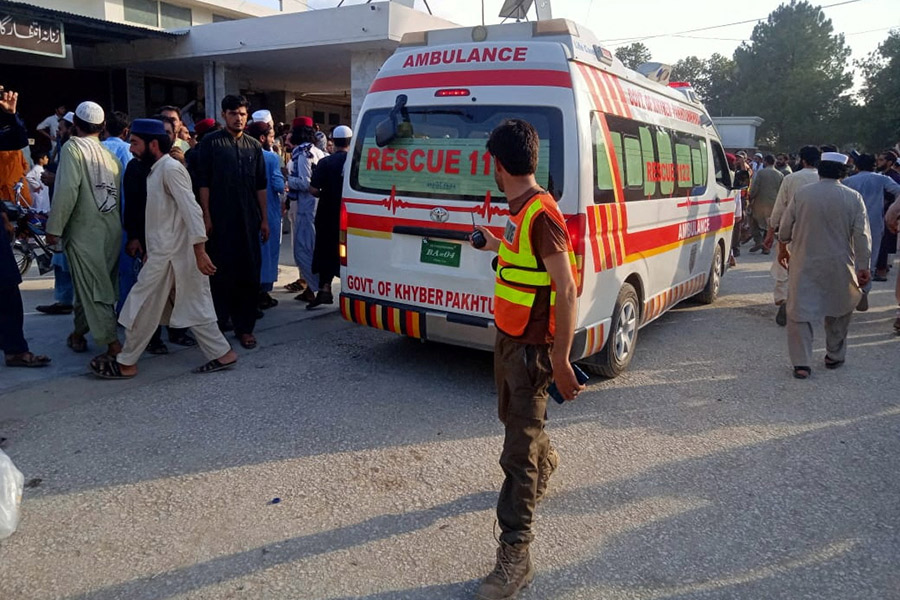 Теракт в Пакистане: смертник взорвал бомбу возле мечети, десятки людей погибли