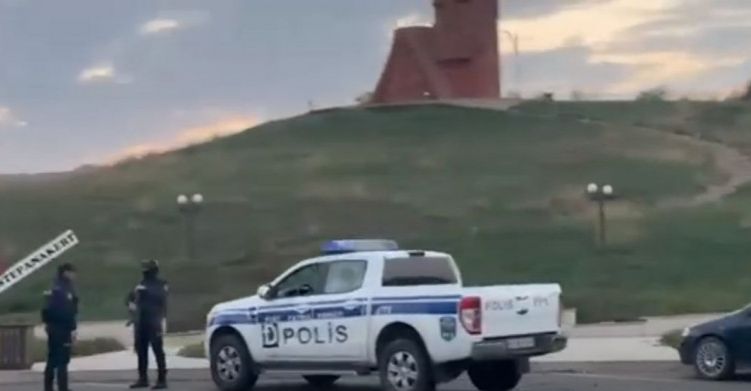 Полиция Азербайджана уже в Степанакерте – у монумента «Дед да Баба»