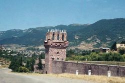 Իջևանի գինու, կոնյակի գործարանը   պայմանագրից  1000 տոննա պակաս խաղող  է մթերել, գումարն էլ    չի տվել