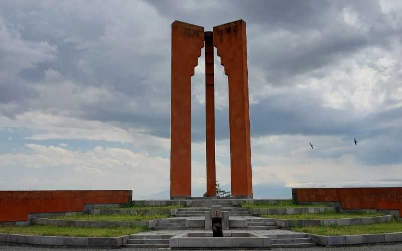 Жестокое убийство в Армении – разыскиваются отец и сын