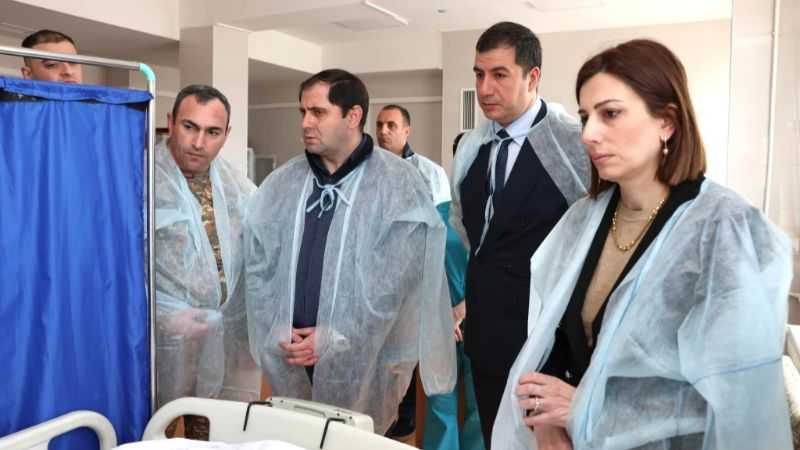 Министры обороны и здравоохранения Армении навестили военных, пострадавших в крупном ДТП