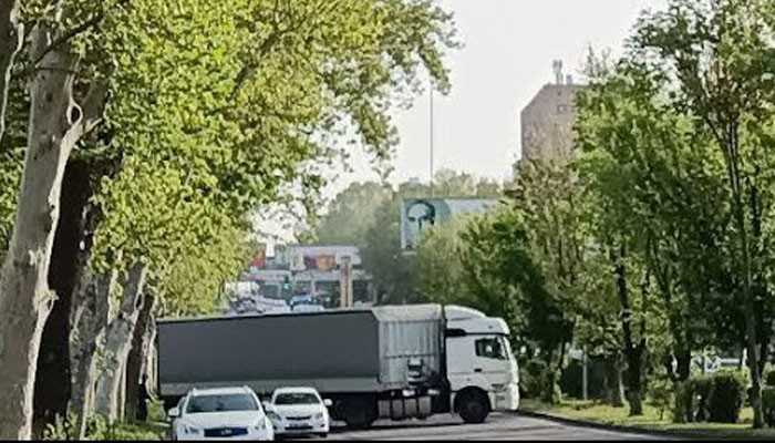Одиночный пикет в Ереване: неизвестный на грузовике перекрыл проспект Азатутян. Видео