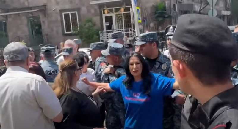 По всей Армении проходят акции неповиновения: полицейские подвергают граждан приводу