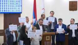 «Դե՛մ ենք միակողմանի զիջումներին». «Մայր Հայաստան»-ի ակցիան՝ ավագանու նիստի ժամանակ
