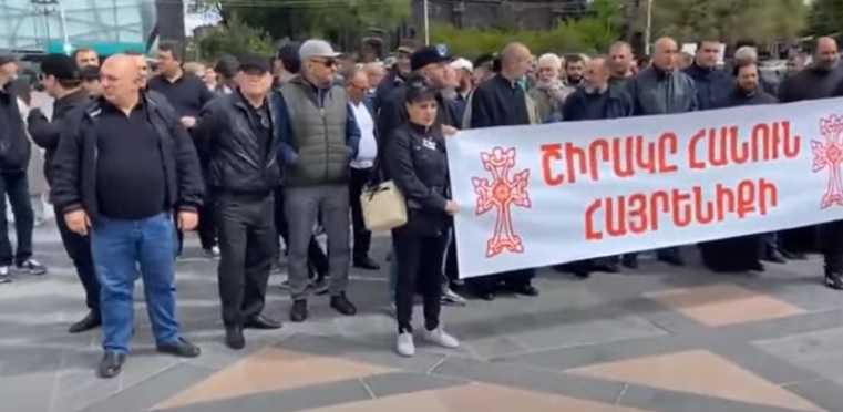 Против односторонних уступок: Автоколонна двинулась из Гюмри в Абовян, чтобы присоединиться к маршу на Ереван